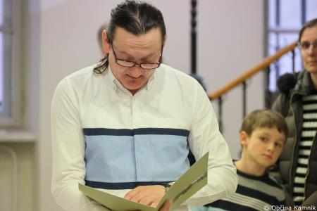 V prostorih občinske stavbe na ogled razstava literarnih in likovnih del na temo Častni občan Kamnika (40)